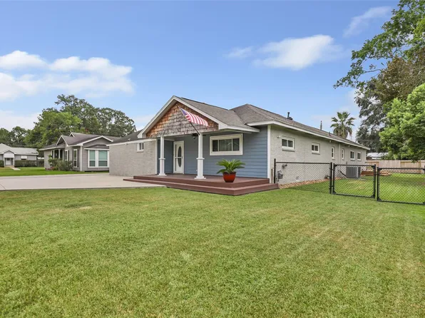 103 W Barrow St, Dayton, TX 77535
