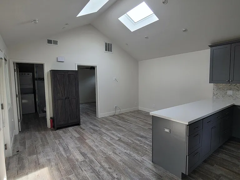 704B Laurel Ave — Photo 9