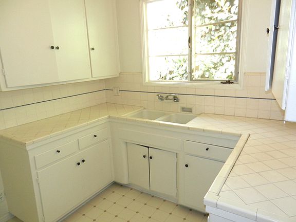 3rd image of 925 N Sweetzer Ave APT 4