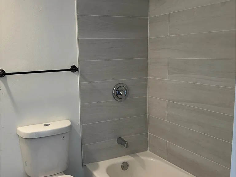 501 SW 1st St #7 — Photo 13