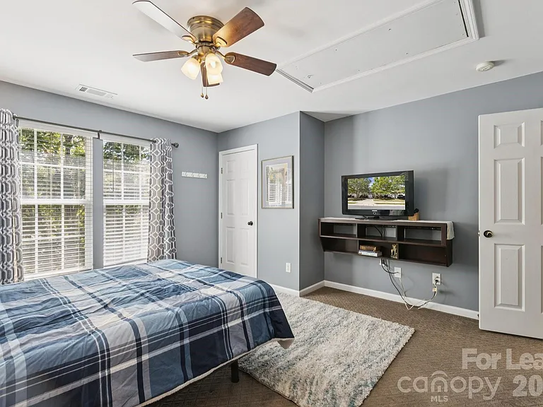 6037 Queens Walk Ct — Photo 31