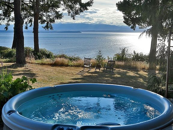 Nothing quite like an early morning or sunset soak while watching eagles, osprey & hawks or listening to the local owls. You will discover that there are many private outdoor spaces on this land that have been thoughtfully created. 