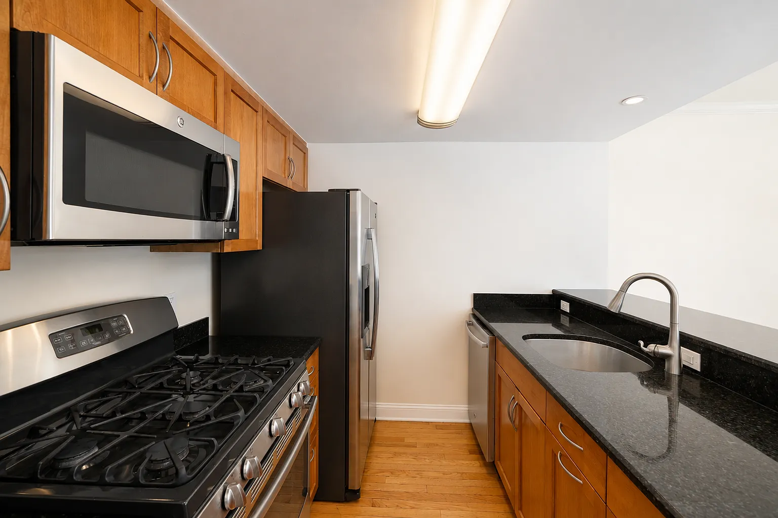 2 bed, 1.5 bath, 984 sqft, $3,665 — Photo 4
