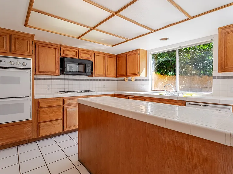 7306 Newcastle Ave — Photo 9
