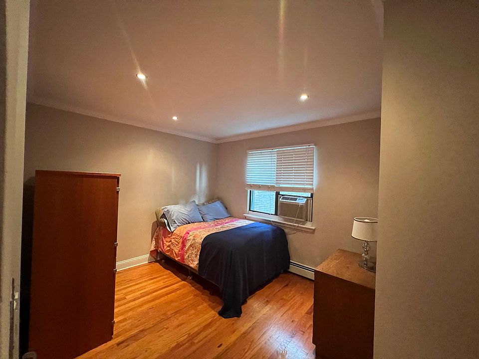 middle bedroom