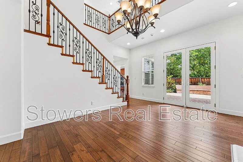 5 bed, 4.0 bath, 4130 sqft, $7,995 — Photo 4