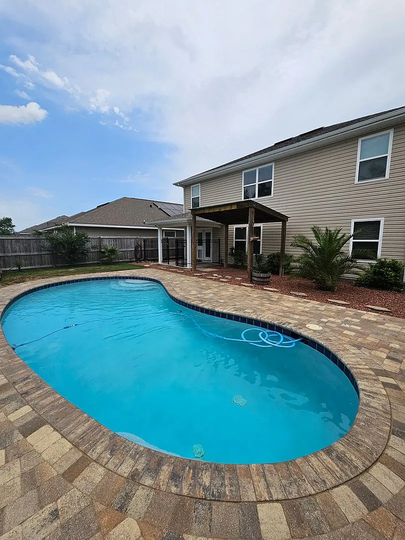 Spacious 5Bed/3Ba Home w/Private Pool! — Photo 3