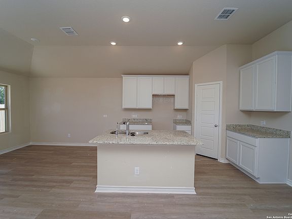 5th image of 716 Stonemanor Bay