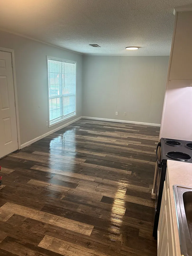 Newly Remodeled 2 Bedroom, 1 Bathroom Triplex — Photo 2