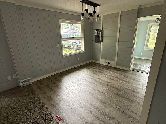 4th image of 1137 Pinetree St