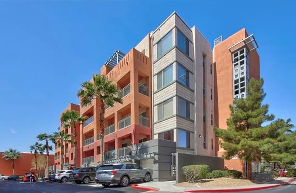 27 E Agate Ave #202