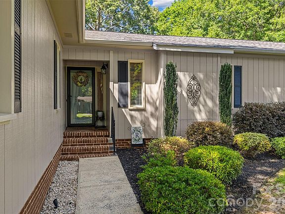 3rd image of 1647 Nottingham Ct