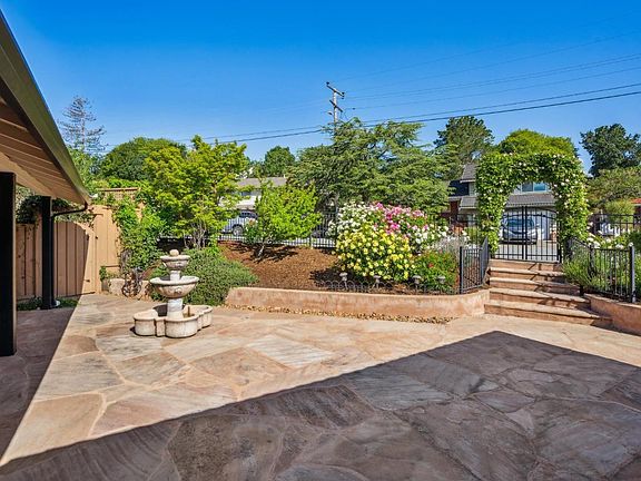 3rd image of 15 Twelveoak Hill Drive