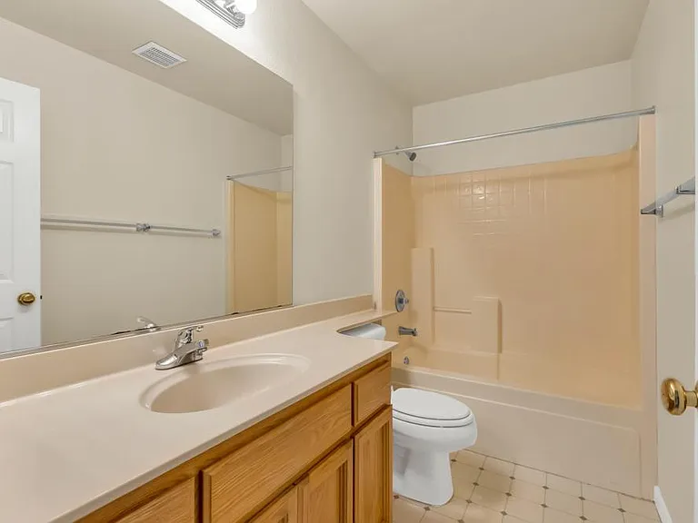 South Land Park Apartments — Photo 37