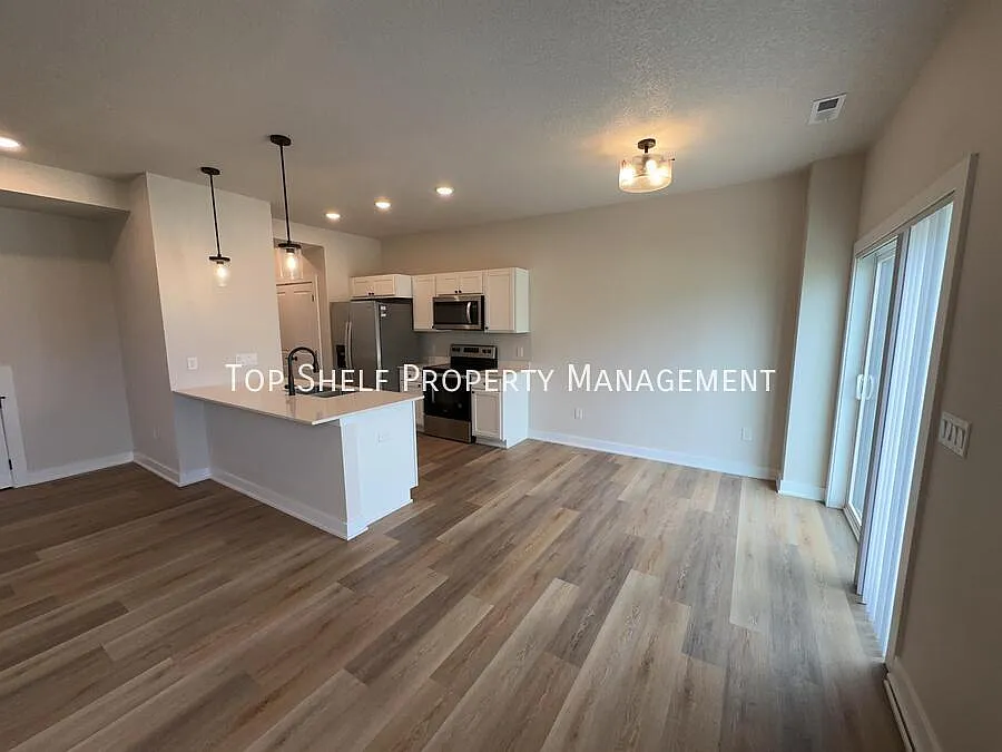 3 bed, 2.5 bath, 1617 sqft, $1,895 — Photo 4