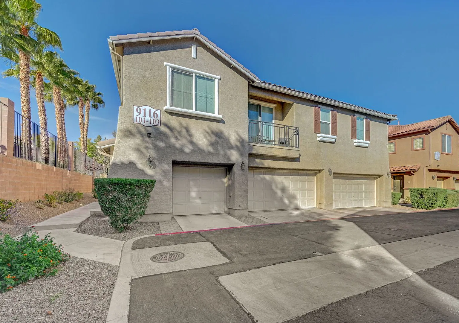 Beautiful 2-Story Townhouse — Photo 1