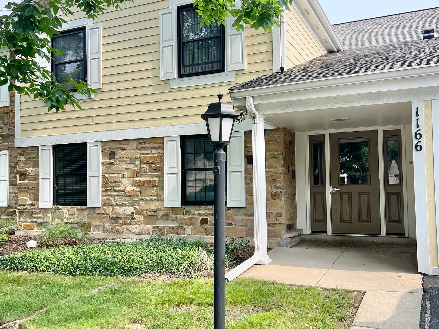 2 bed, 1100 sqft, $2,400 — Photo 1