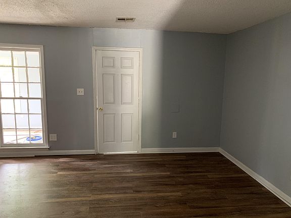 3rd image of 3432 Lexington Rd