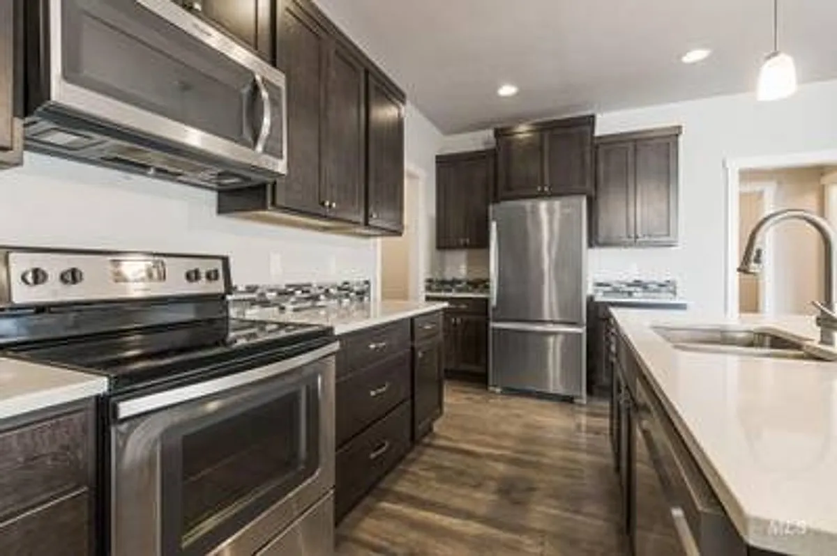 Building Photo - 710 W Sylvan St #710
