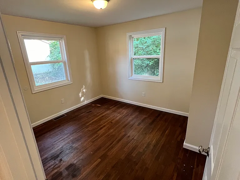105 Lancaster Ct — Photo 9