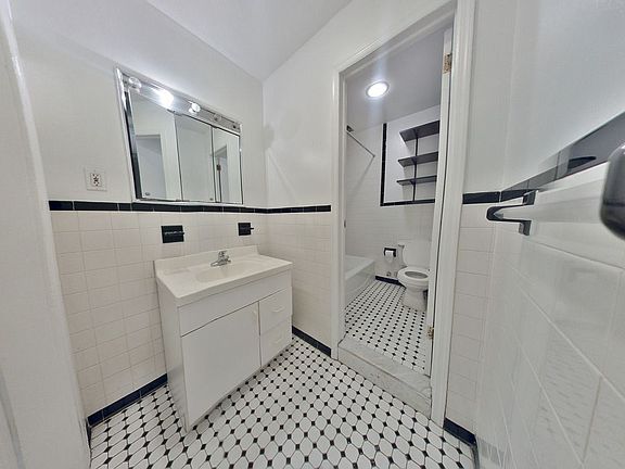 5th image of 149 E 61st St APT 4A