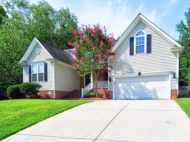 425 New Parkside Dr — Photo 2