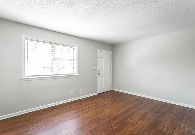 2414 Lyndon Ave — Photo 3