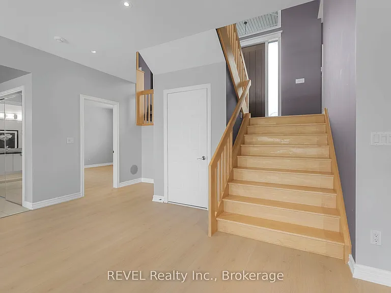 661 Clarence St — Photo 29