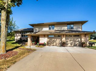 9041 Pheasant Ln, Dubuque, IA 52003