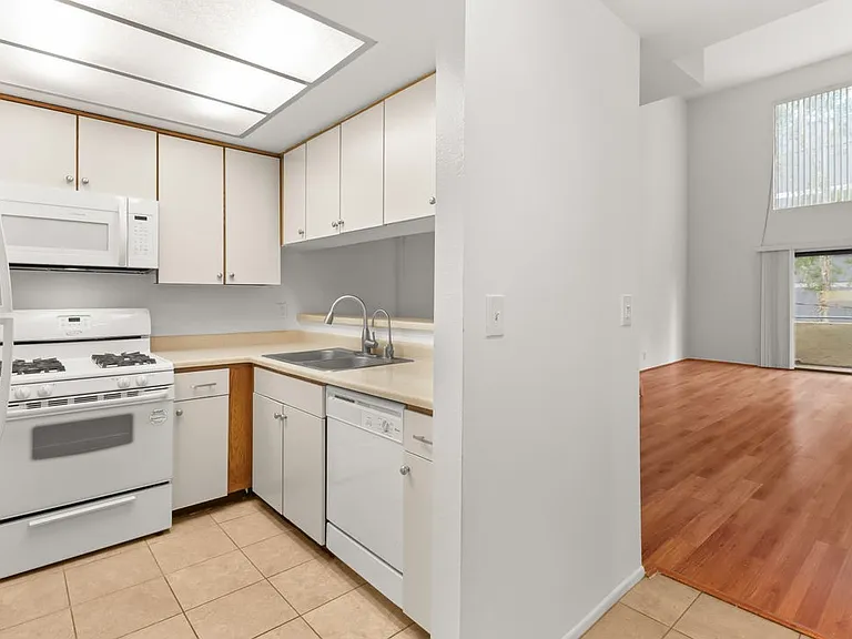 1619 S Bentley Ave #304 — Photo 3