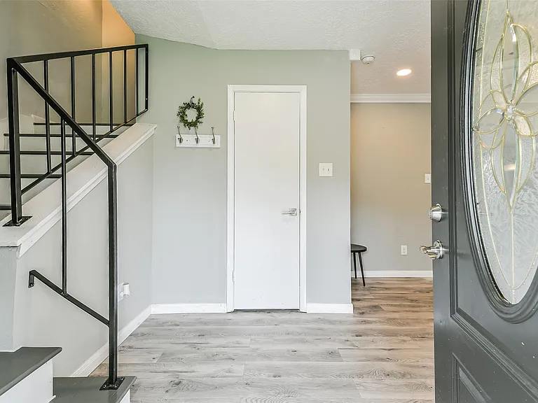 207 Woodvale Dr — Photo 5