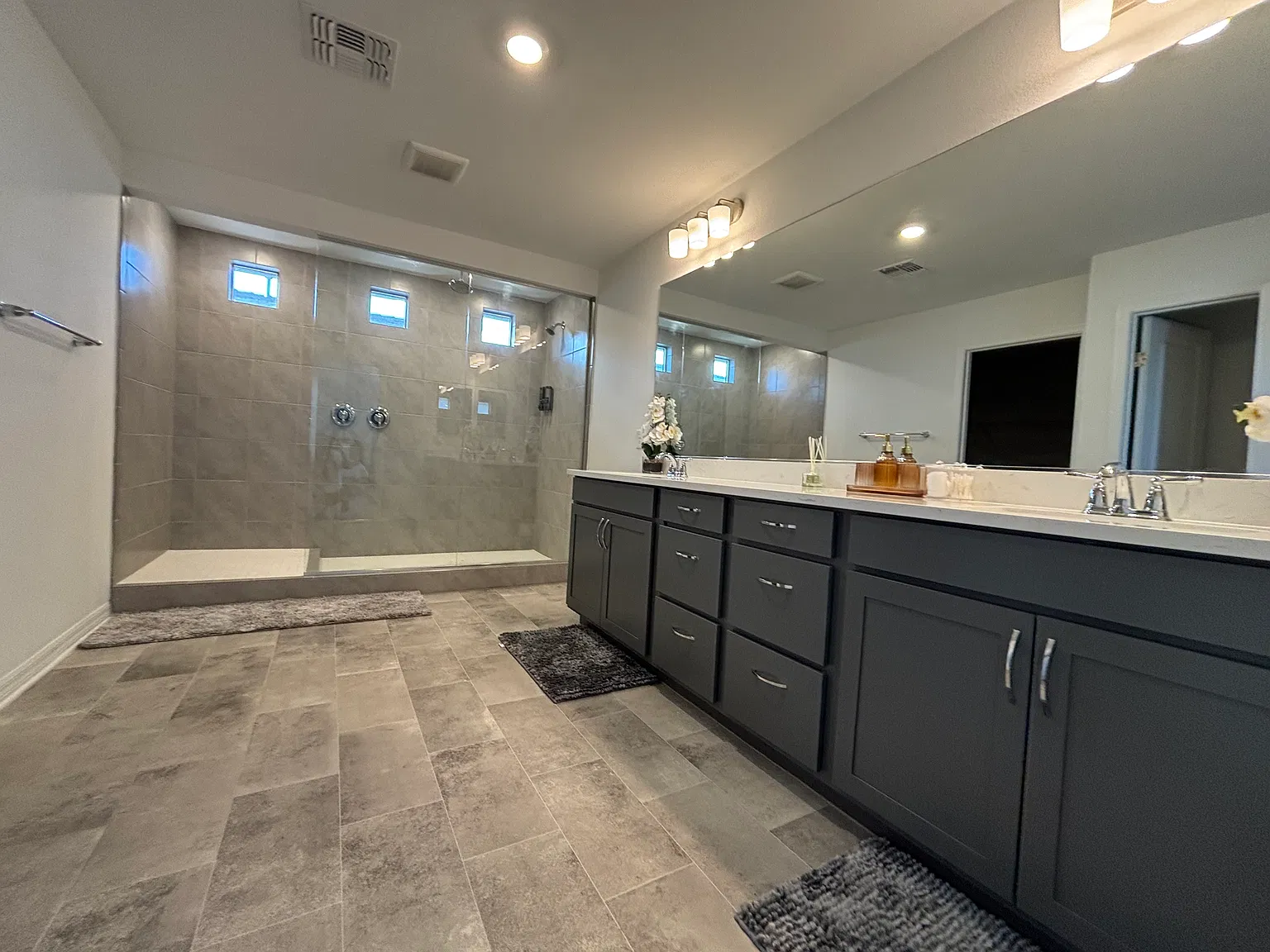 4 bed, 2.5 bath, 4356 sqft, $5,500 — Photo 3
