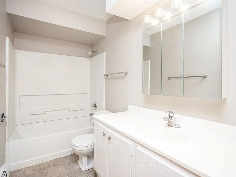Windsor Chateau - Move in special- FREE GARGAE! — Photo 17