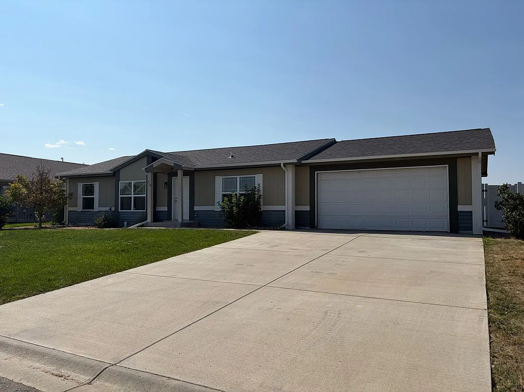 3 bed, 2.0 bath, 1392 sqft, $2,200 — Photo 1