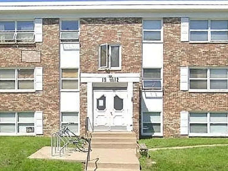 1912 Stevens Ave — Photo 1