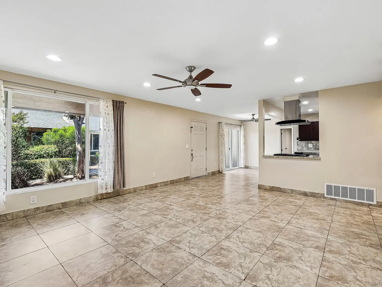 559 Oakdale Ln — Photo 4