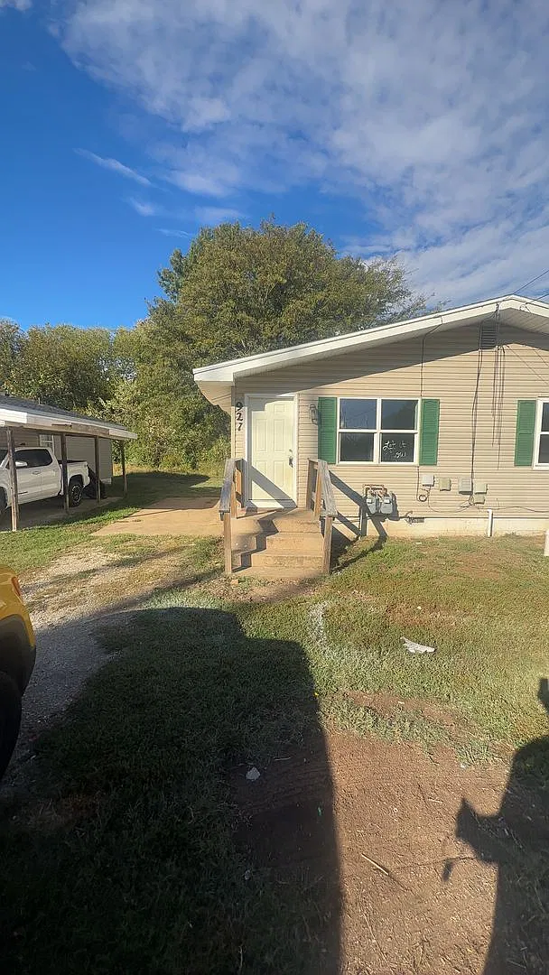 Available Now Cute 2 bedroom 1 bathroom duplex — Photo 1