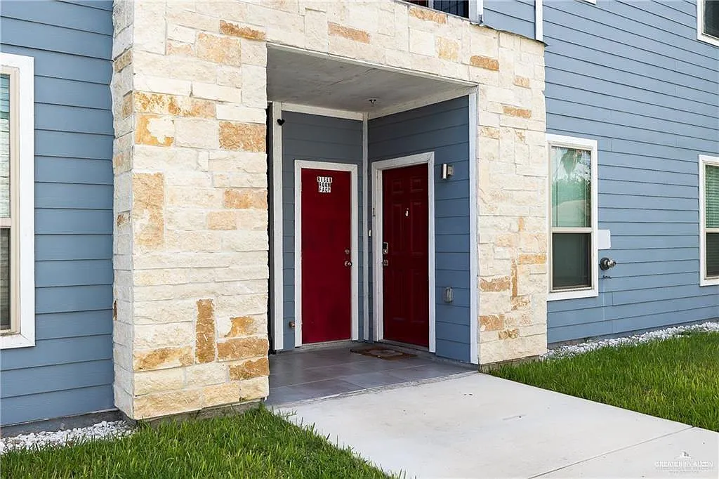 2 bed, 2.0 bath, 999 sqft, $1,045 — Photo 2