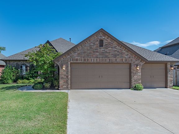 2nd image of 608 Lindsey Ln