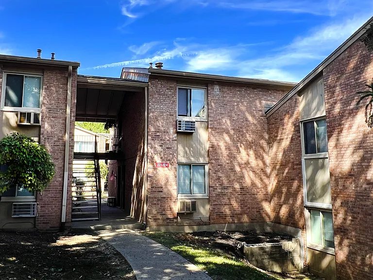 Twin Gables Apartments — Photo 12