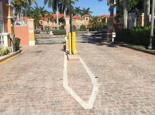 10621 SW 6th St, Pembroke Pines, FL 33025