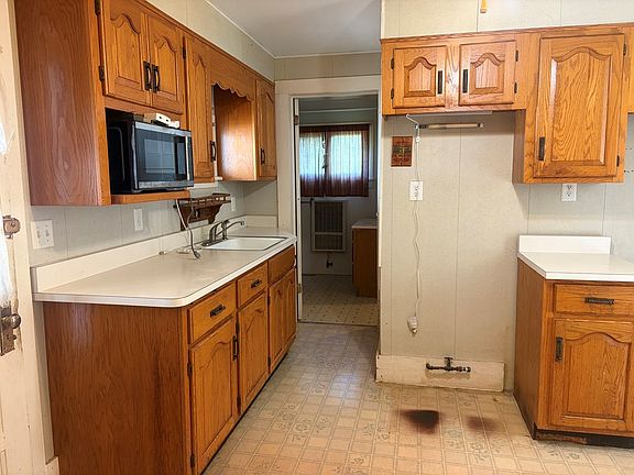 4th image of 707 W Elm St