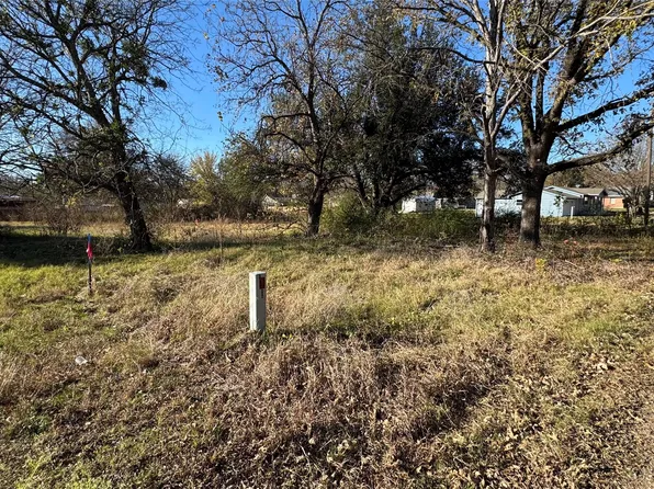 524 S Mill St, Wolfe City, TX 75496