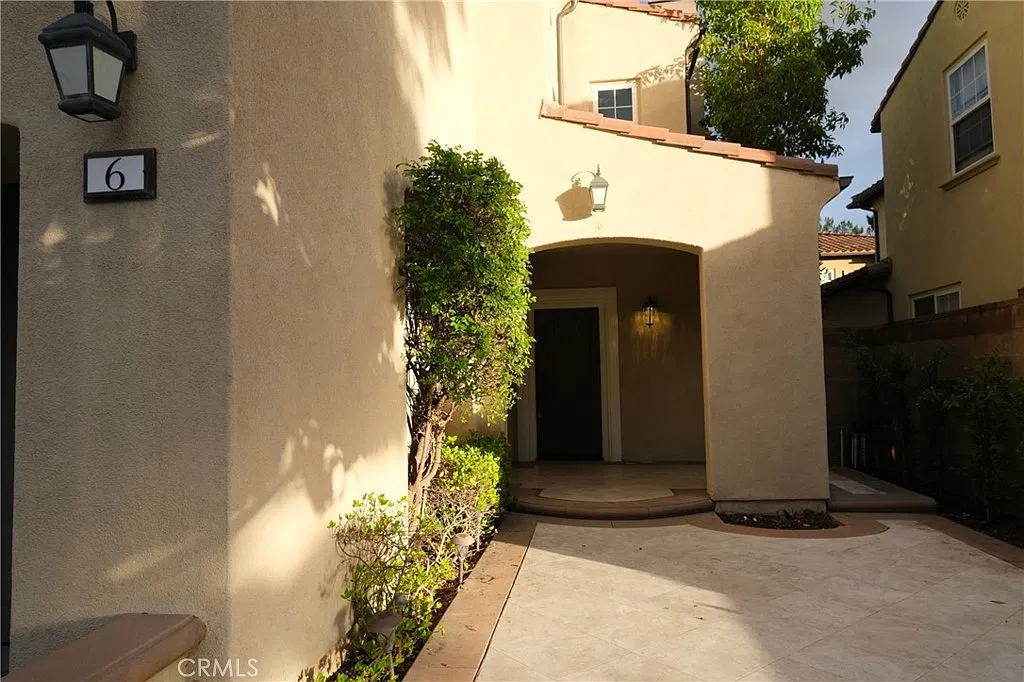 3 bed, 2.5 bath, 2486 sqft, $5,800 — Photo 3