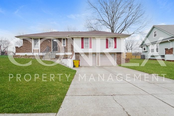 1st image of 704 NW Springwood Dr