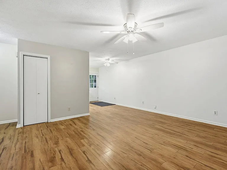 122 Wells St — Photo 4