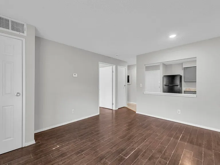 Lakeview Apartments — Photo 15