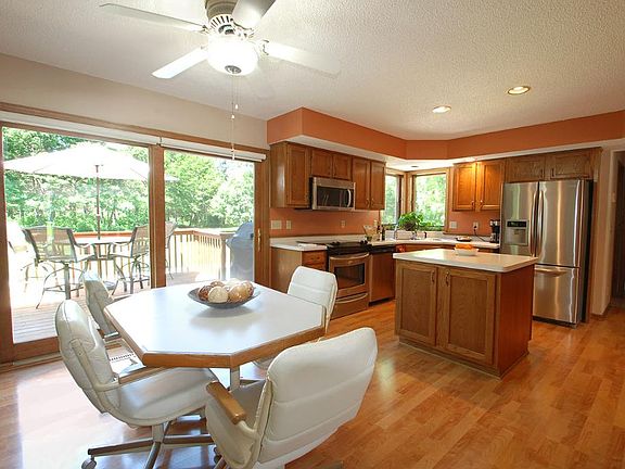 5th image of 819 Woodridge Ct