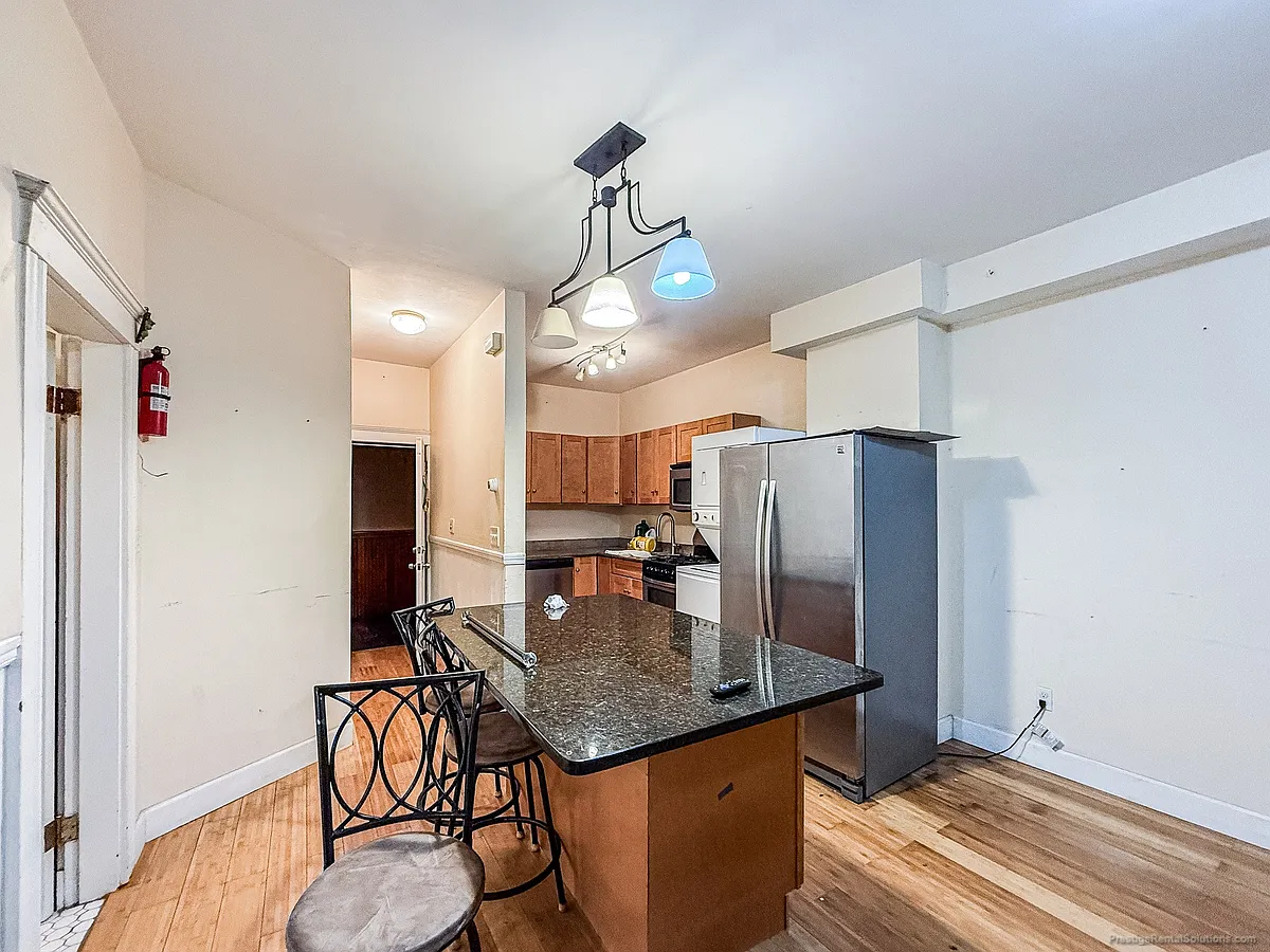 Building Photo - 120 Gladstone St #2