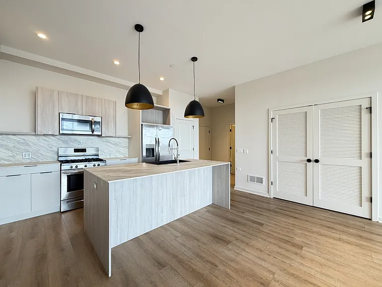 3207 N Narragansett Ave #703 — Photo 3